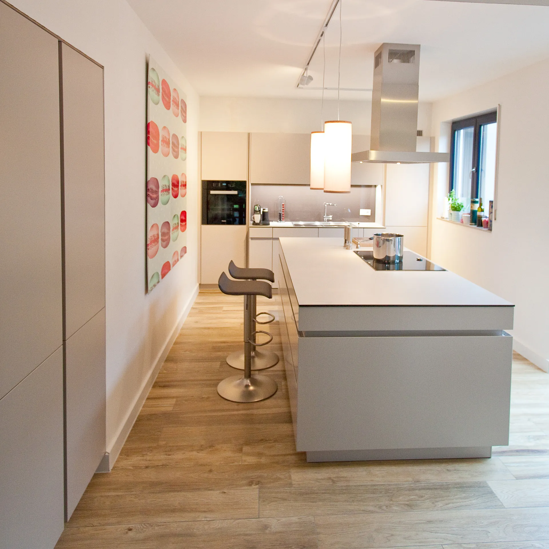 Designküche mit Kochinsel – Grifflose Leicht Küche in Grau