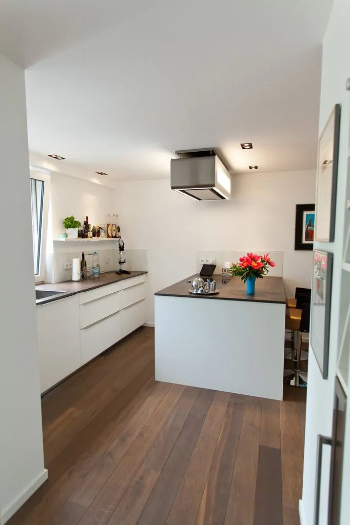 Designküche mit Kochinsel – Keramikarbeitsplatte und Berbel Technik integriert