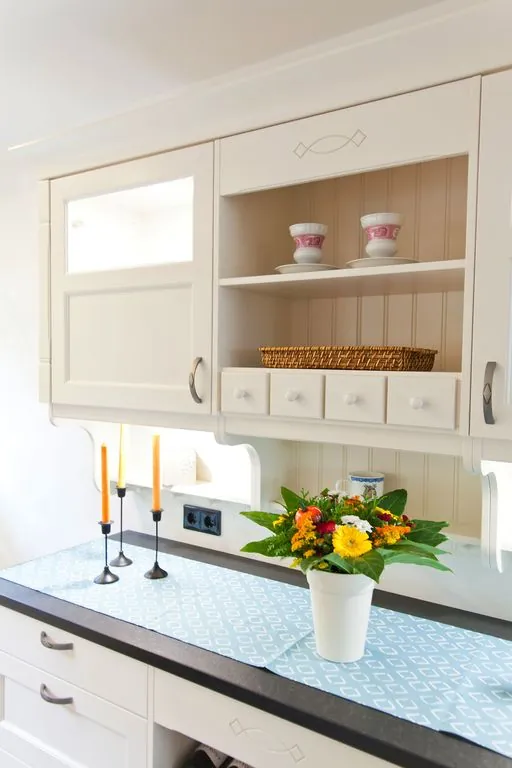 Landhausküche mit Kochinsel – Helles, klassisches Design mit viel Raum