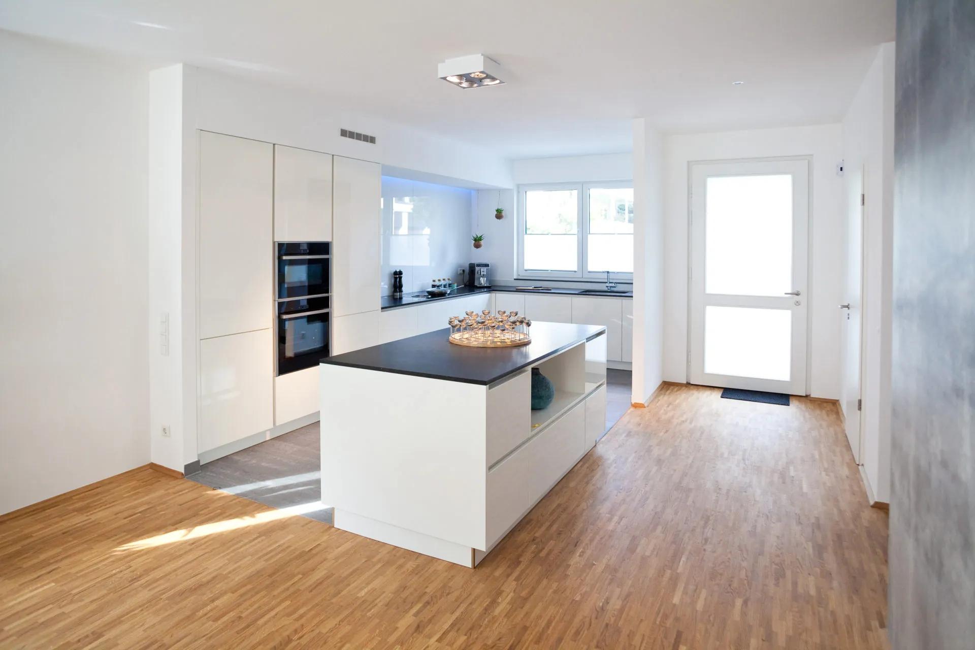 Moderne Hochglanz Kueche Weiss Kochinsel Neff 004