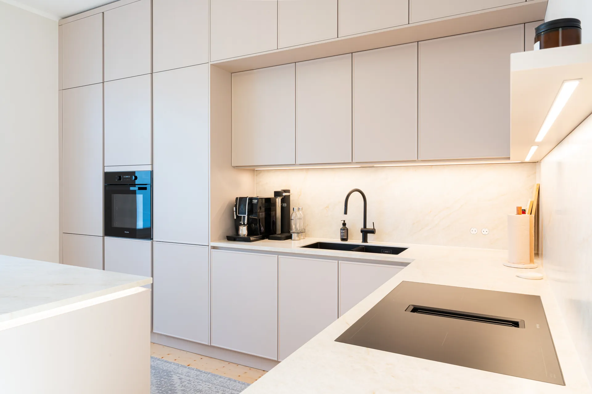 Grifflose Designküche mit Insel – L-Form mit Keramik und Miele