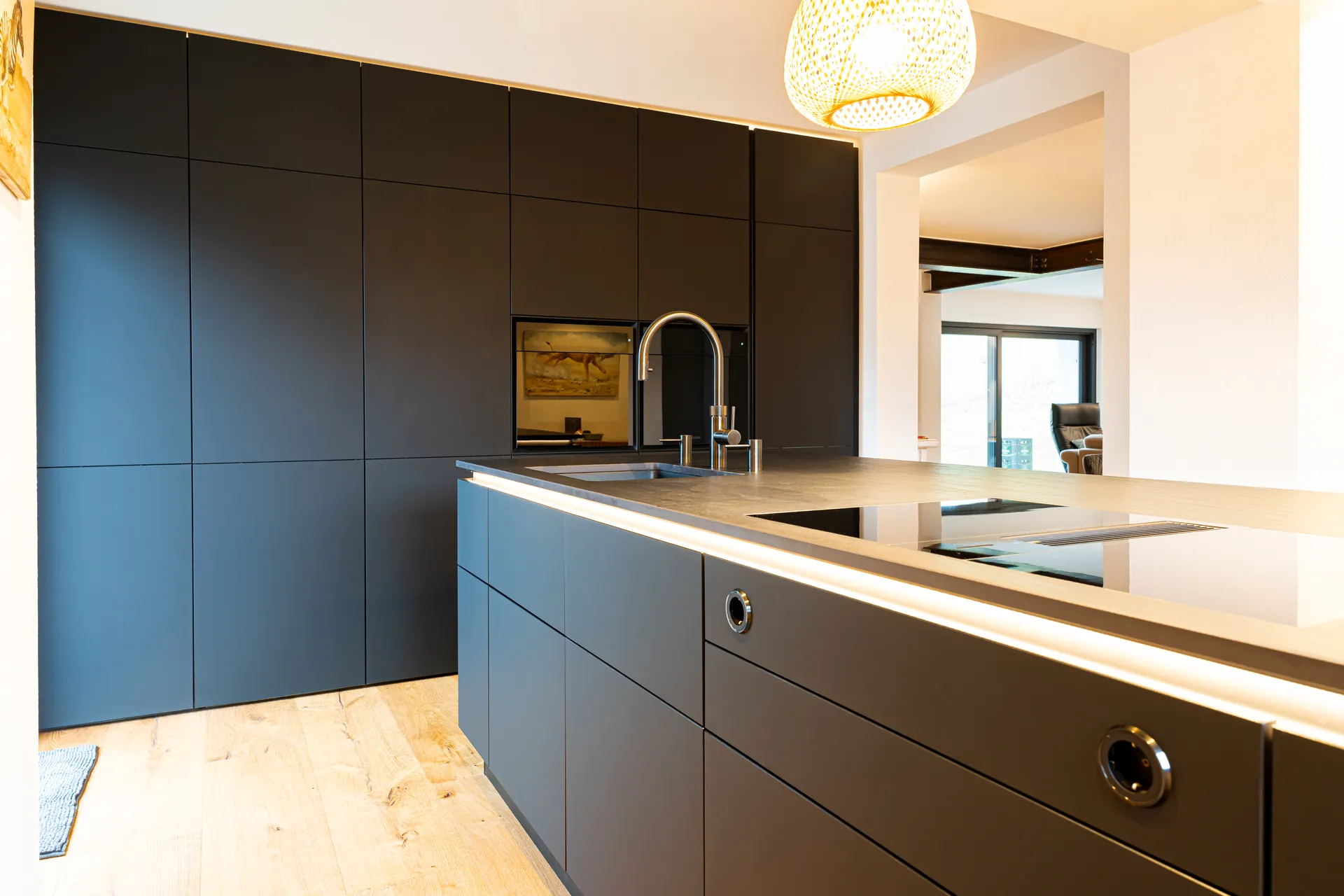 Grifflose Designküche mit Insel – Einzeilige Küche mit Keramik