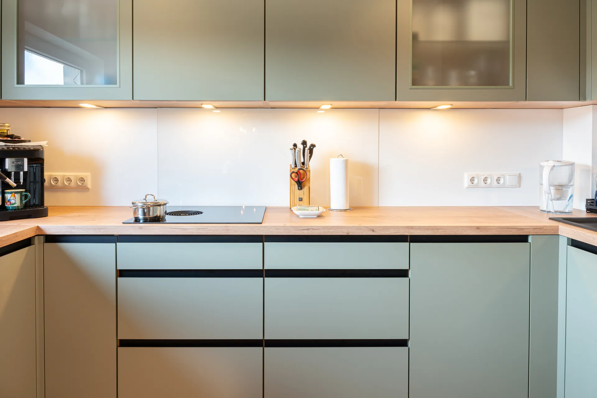 Designküche in U-Form – Olive und Eiche mit Bora