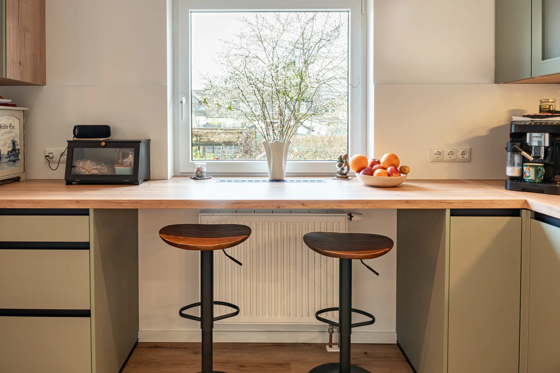 Designküche in U-Form – Olive und Eiche mit Bora
