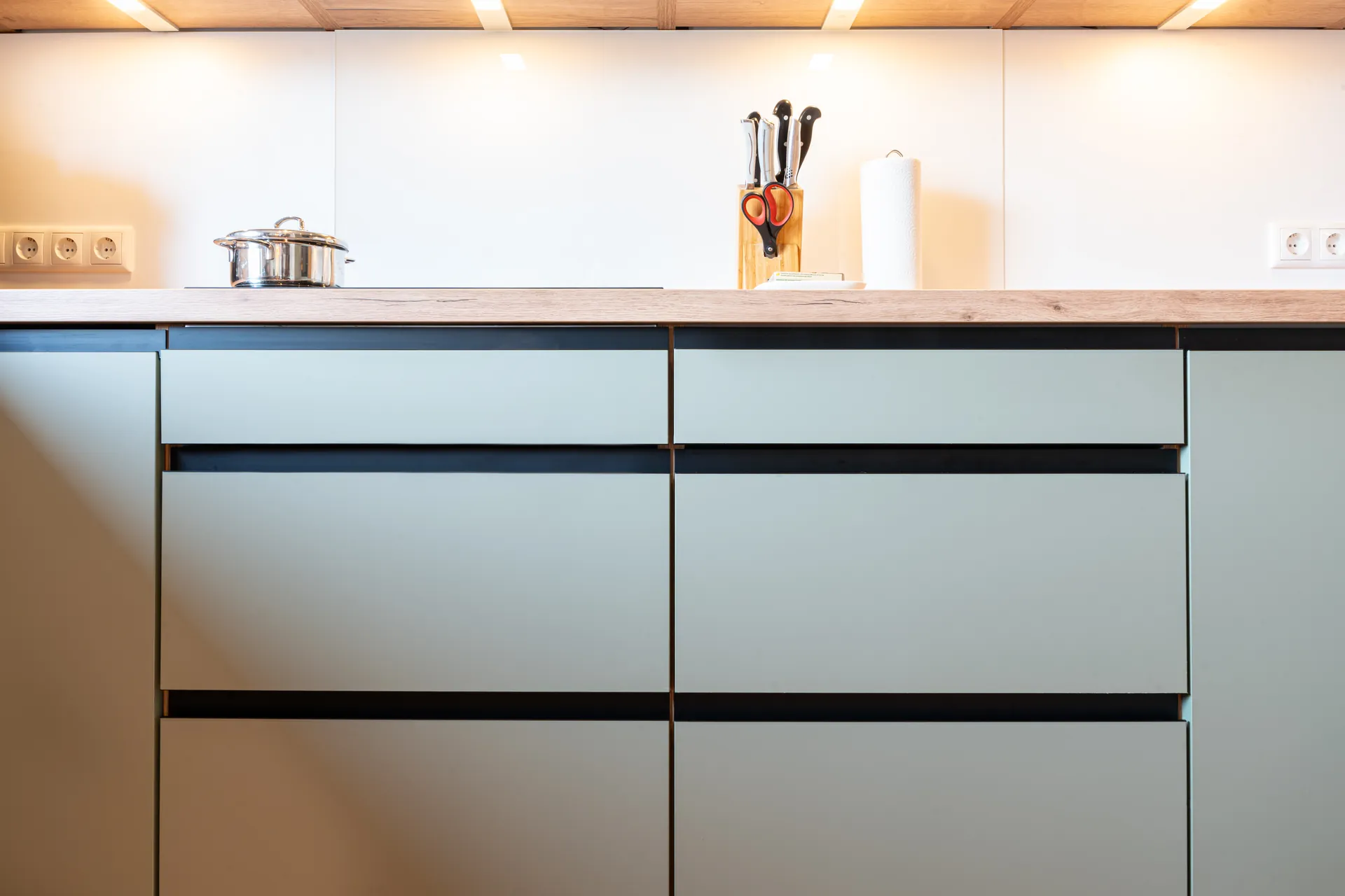 Designküche in U-Form – Olive und Eiche mit Bora