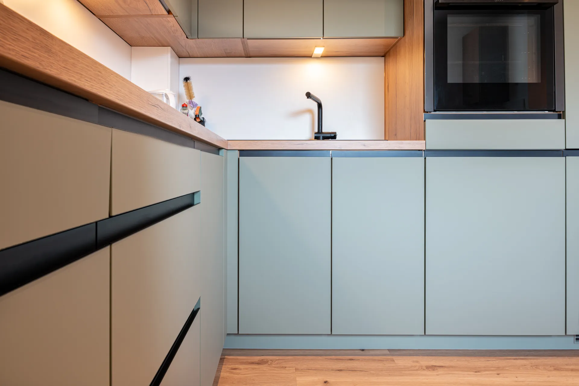Designküche in U-Form – Olive und Eiche mit Bora