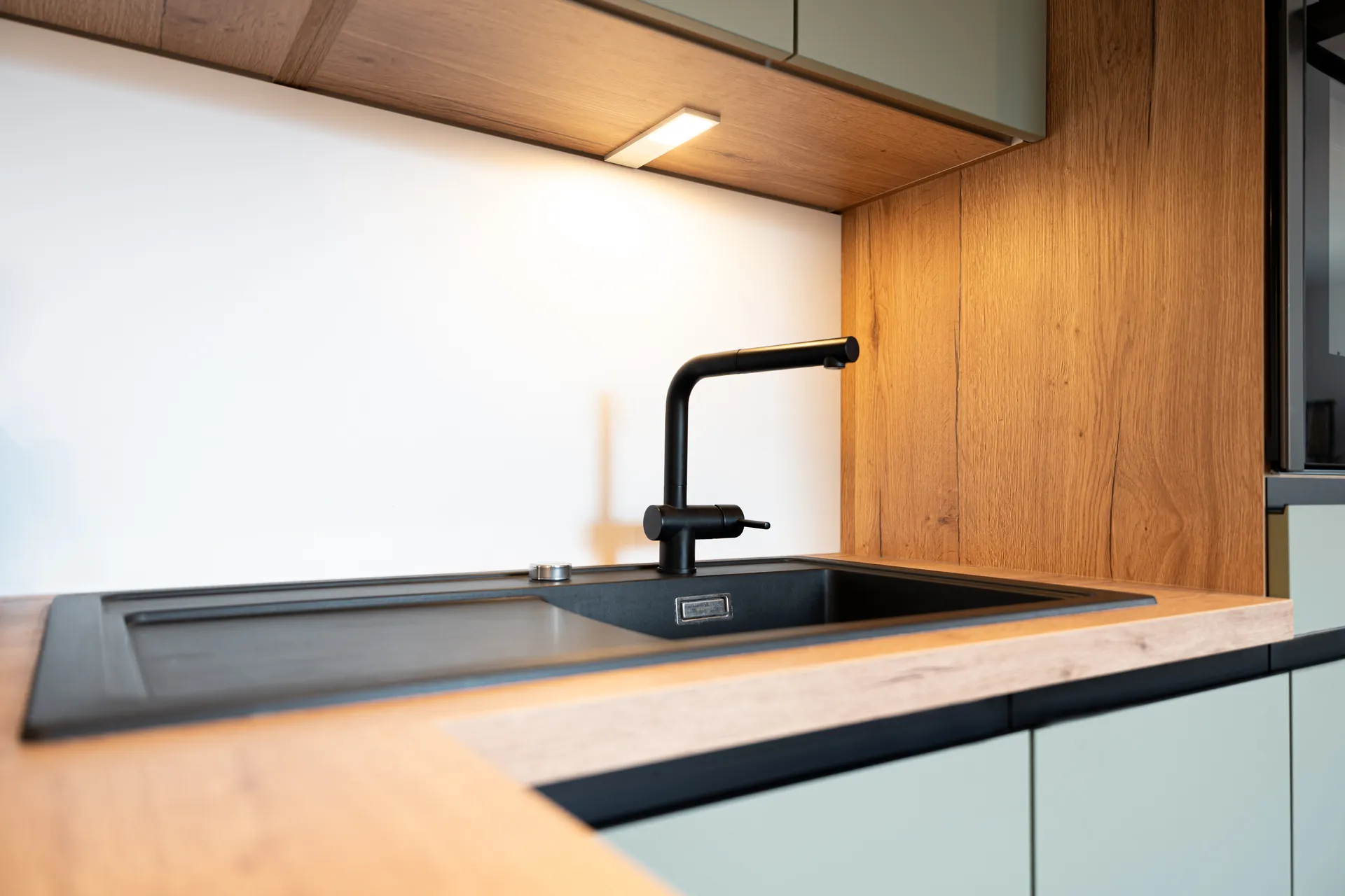 Designküche in U-Form – Olive und Eiche mit Bora