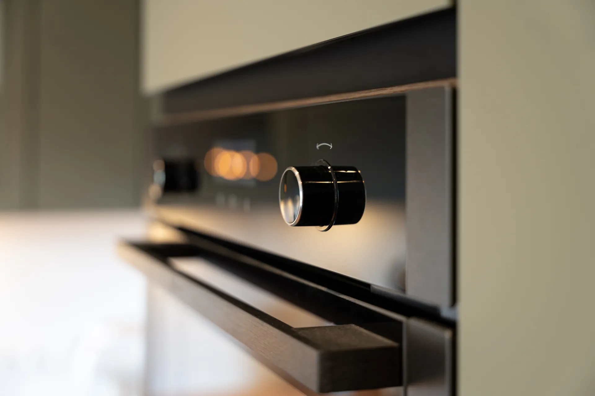 Designküche in U-Form – Olive und Eiche mit Bora