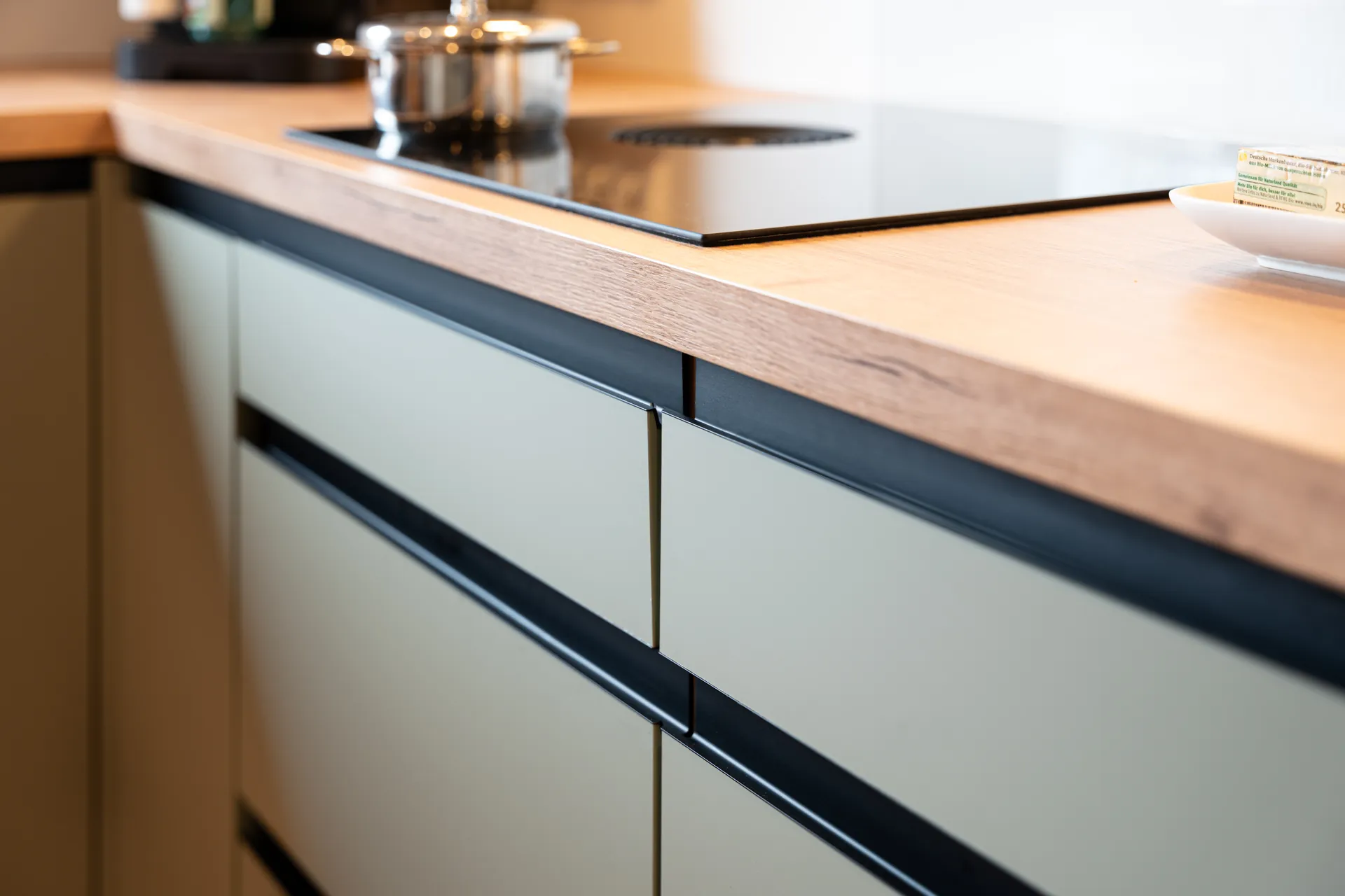 Designküche in U-Form – Olive und Eiche mit Bora