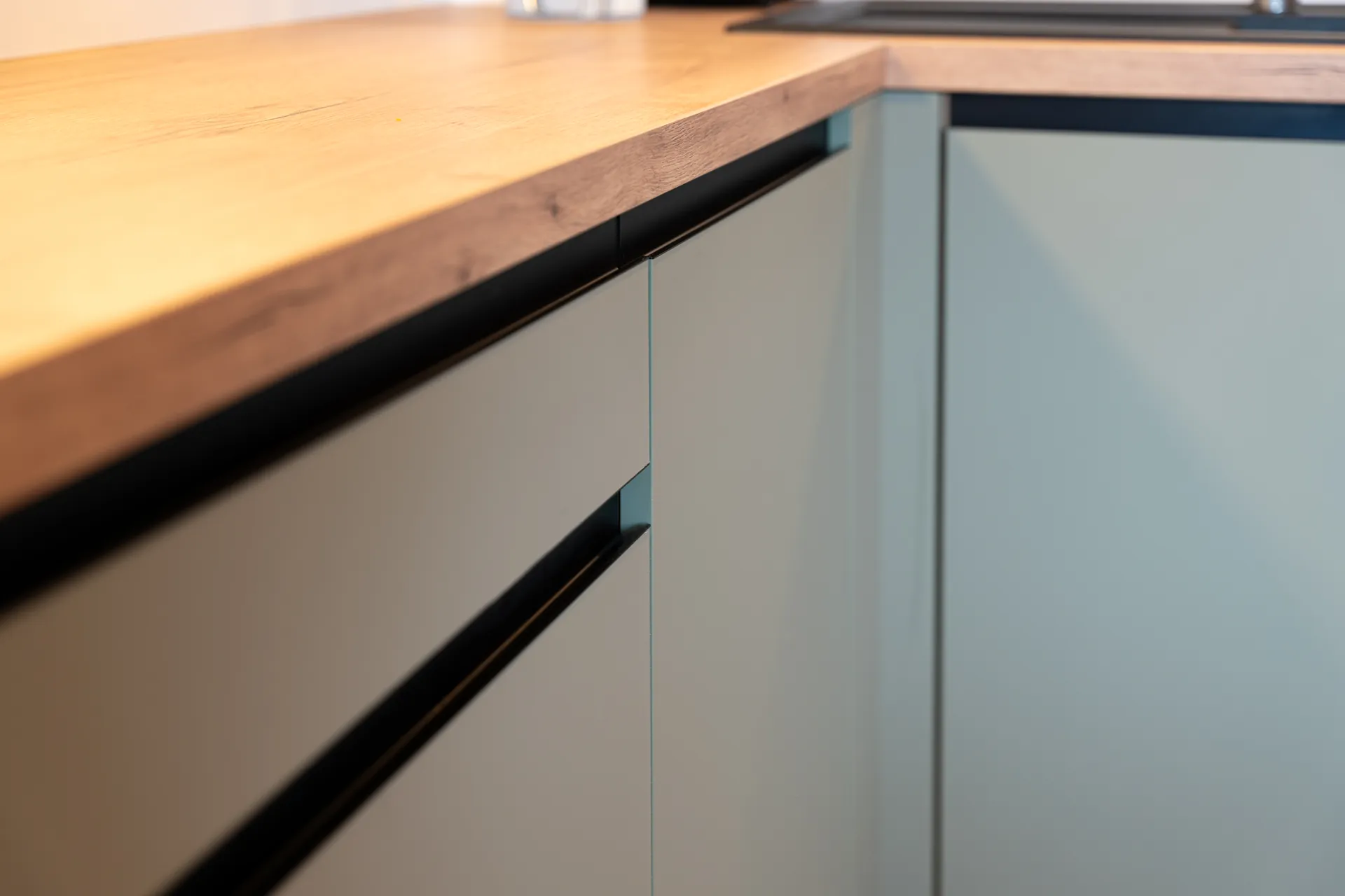 Designküche in U-Form – Olive und Eiche mit Bora
