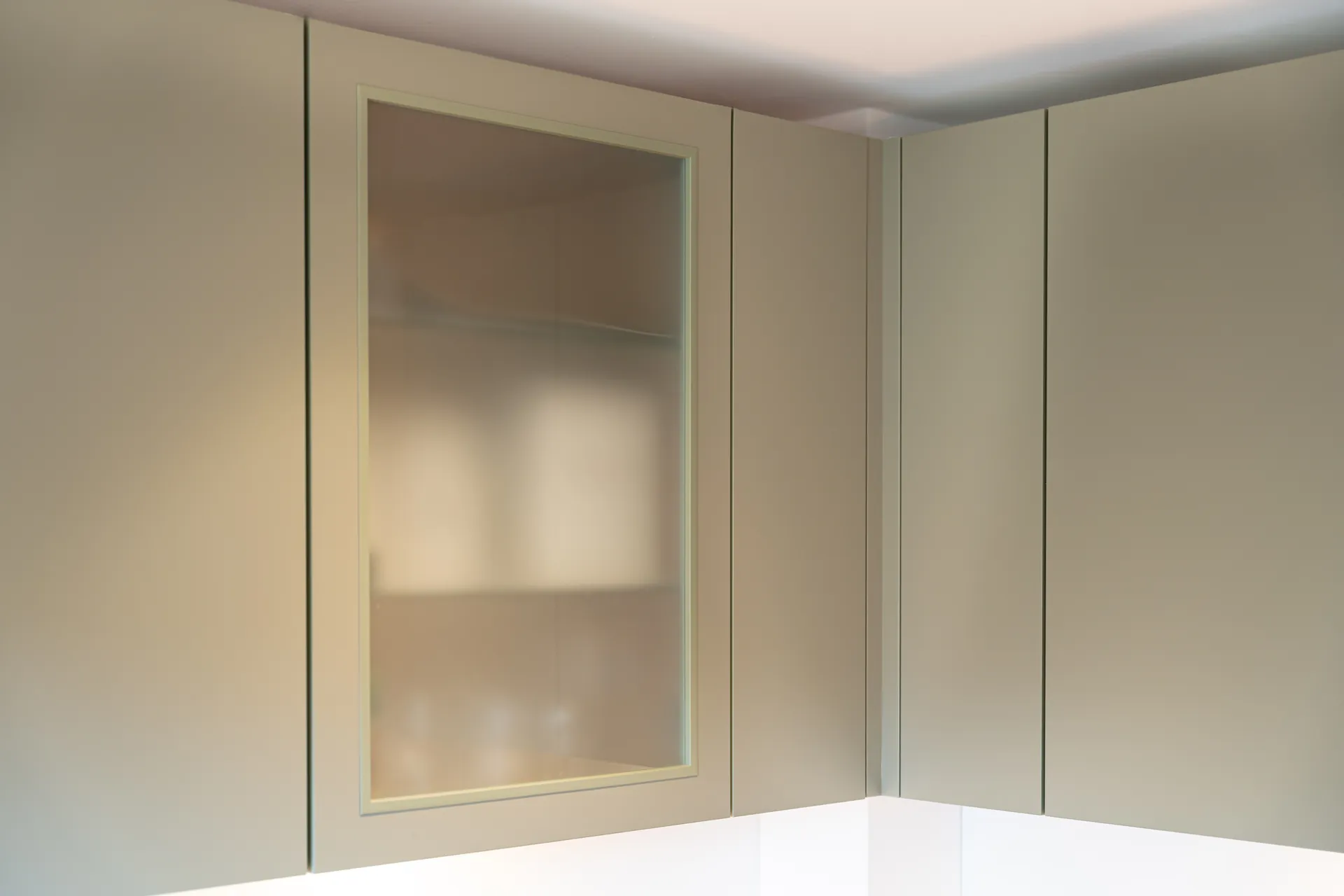 Designküche in U-Form – Olive und Eiche mit Bora