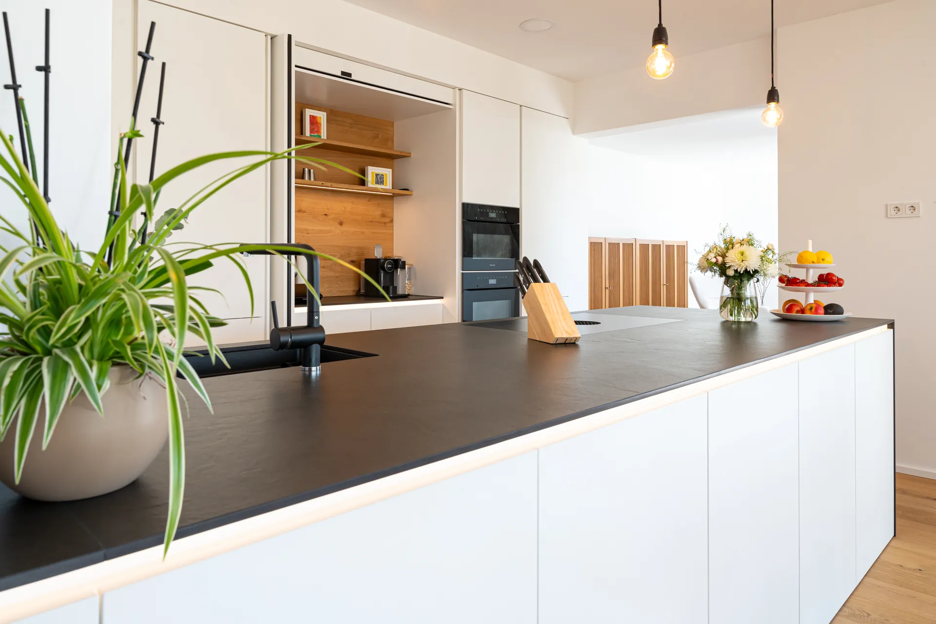 Designküche – Zweizeilige Küche mit Keramik und Pocket-Schrank