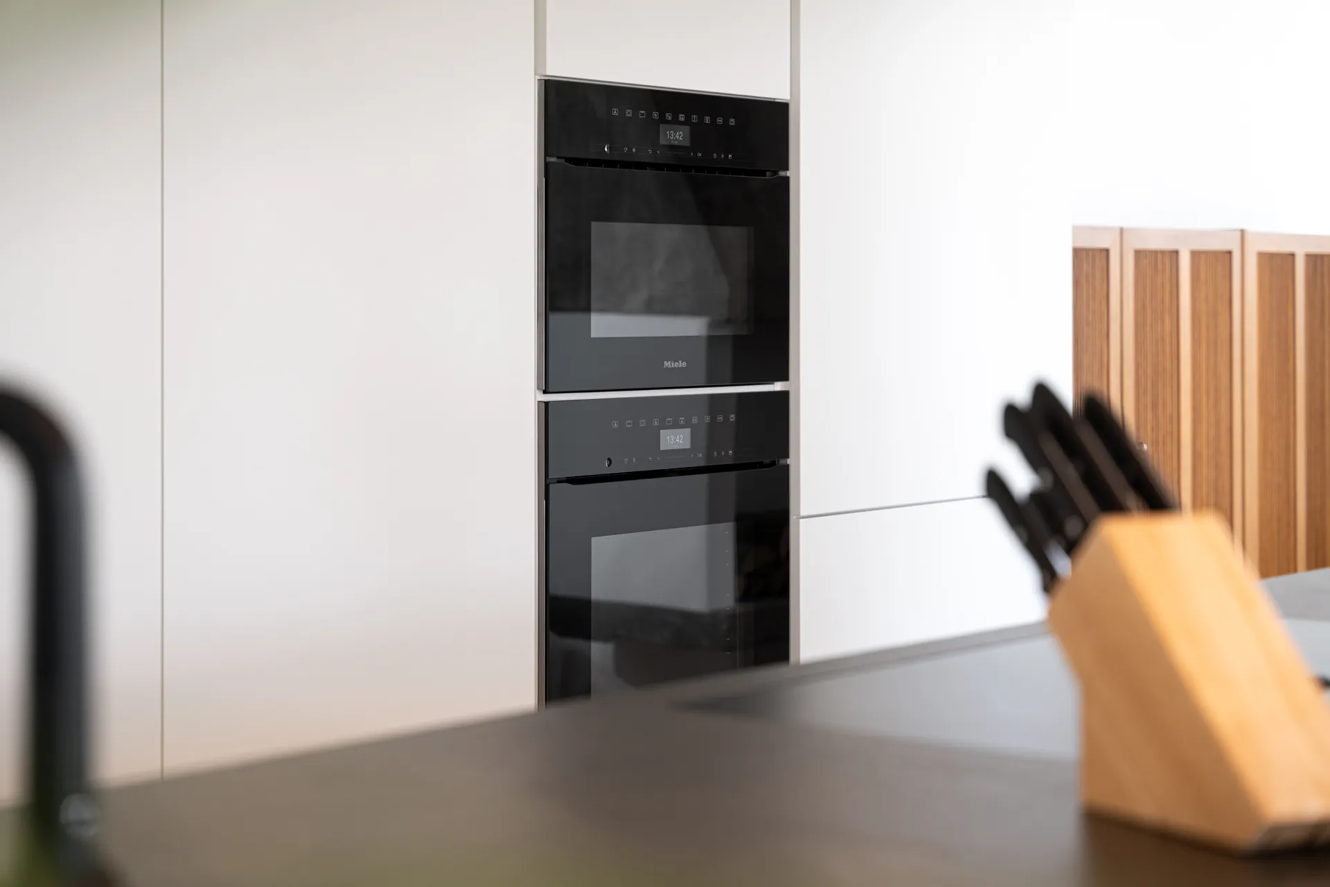 Designküche – Zweizeilige Küche mit Keramik und Pocket-Schrank