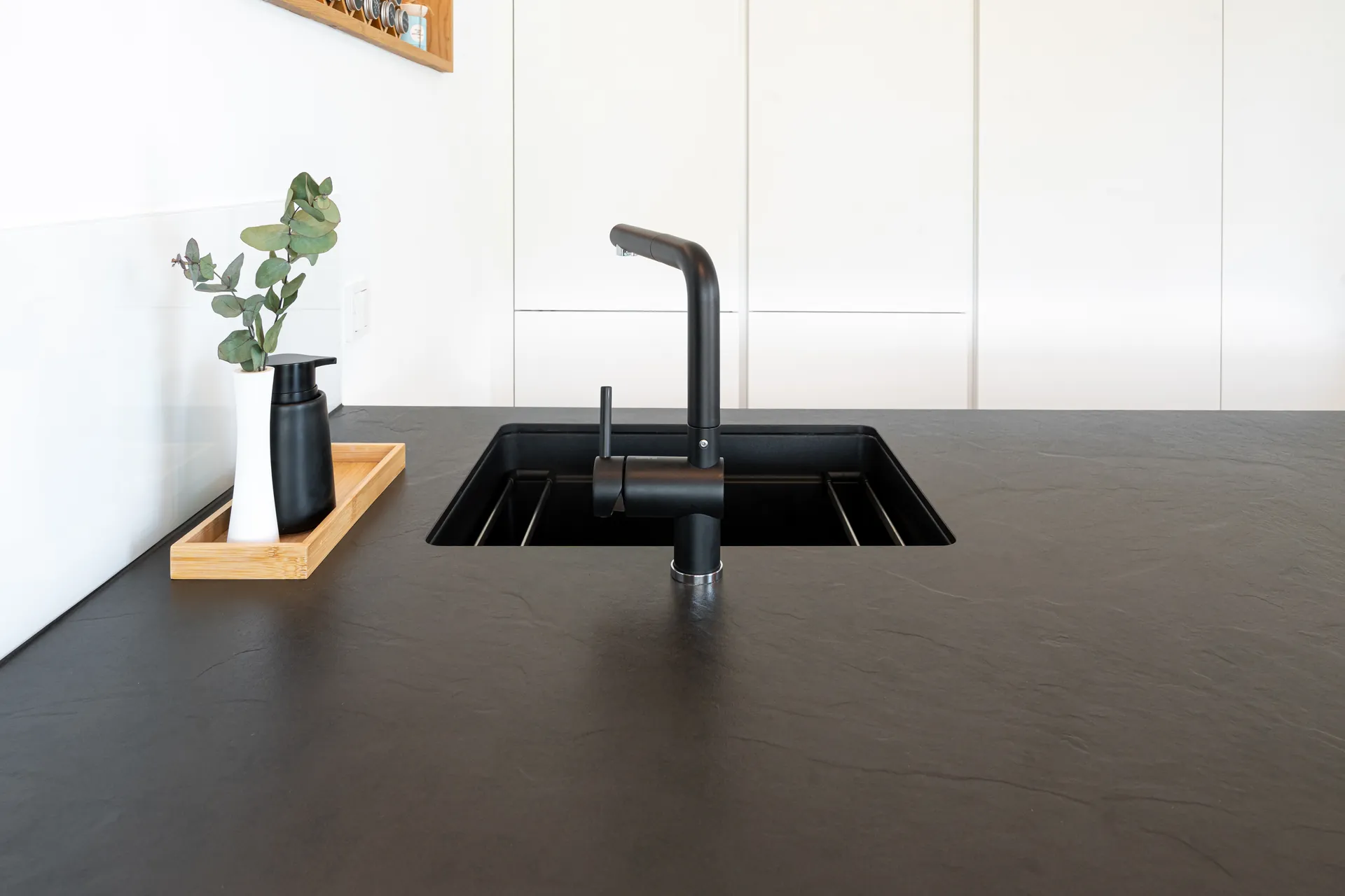 Designküche – Zweizeilige Küche mit Keramik und Pocket-Schrank