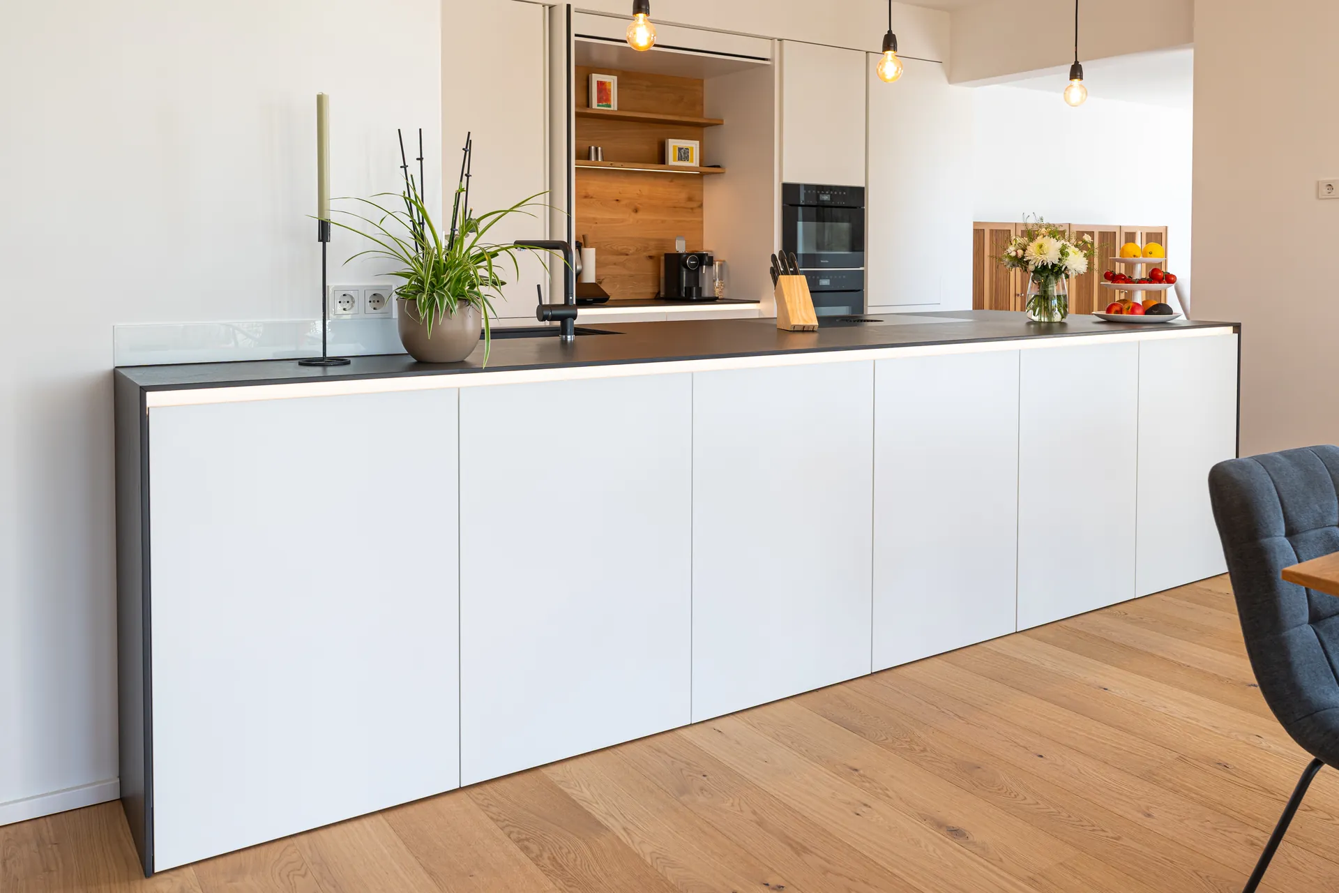 Designküche – Zweizeilige Küche mit Keramik und Pocket-Schrank