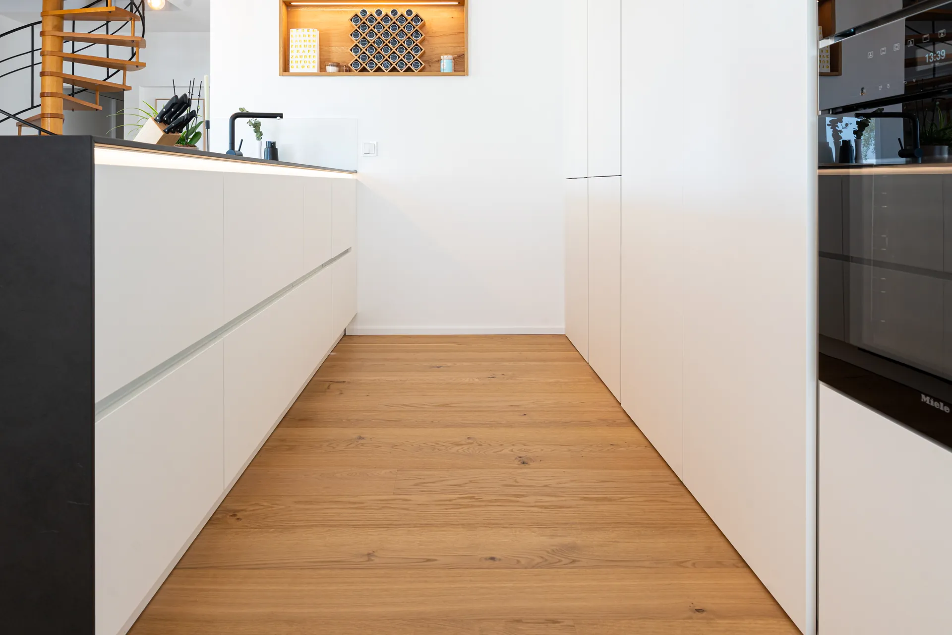Designküche – Zweizeilige Küche mit Keramik und Pocket-Schrank
