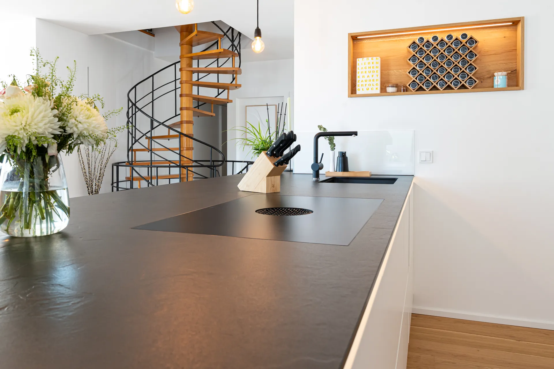 Designküche – Zweizeilige Küche mit Keramik und Pocket-Schrank