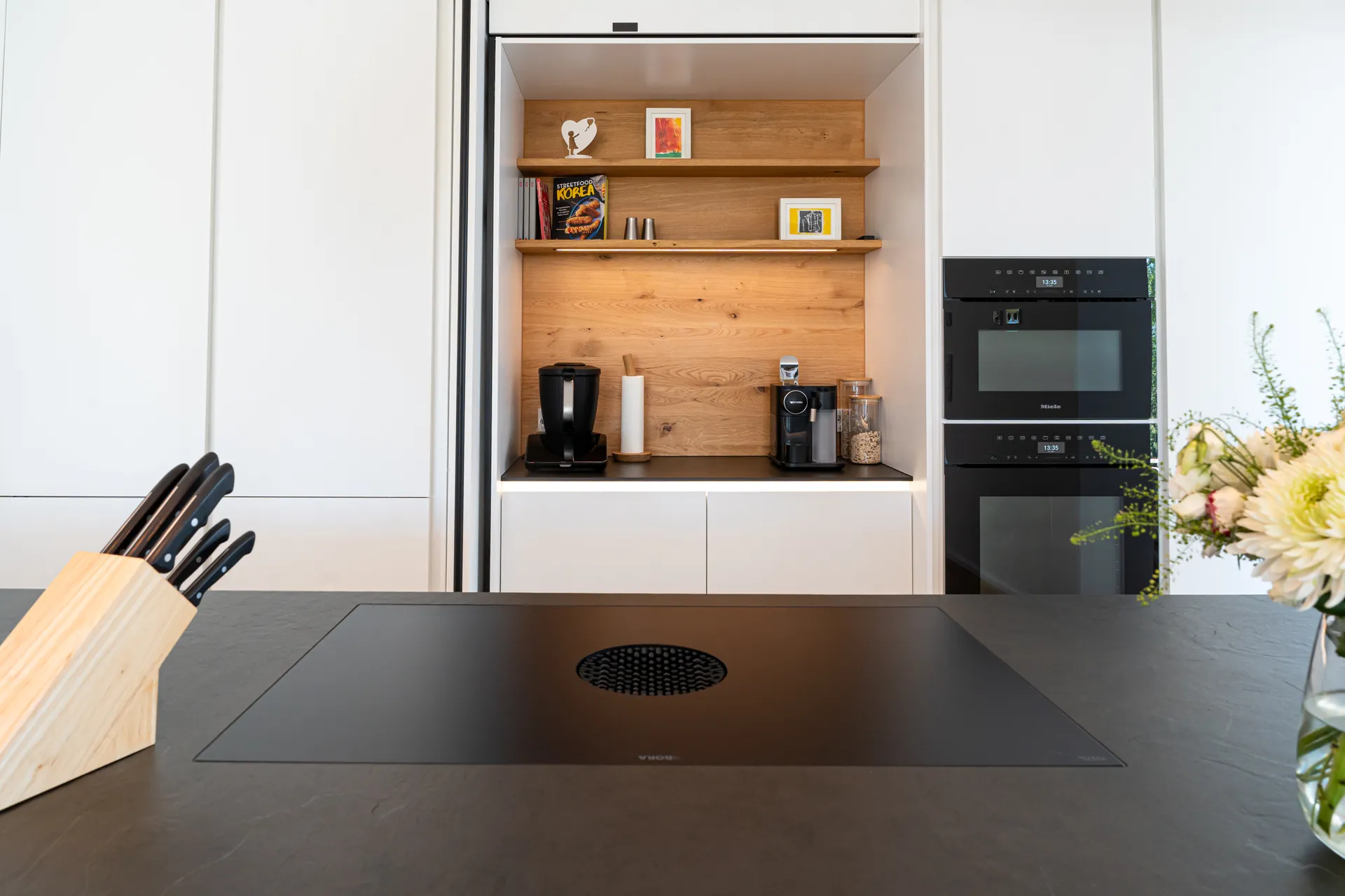 Designküche – Zweizeilige Küche mit Keramik und Pocket-Schrank