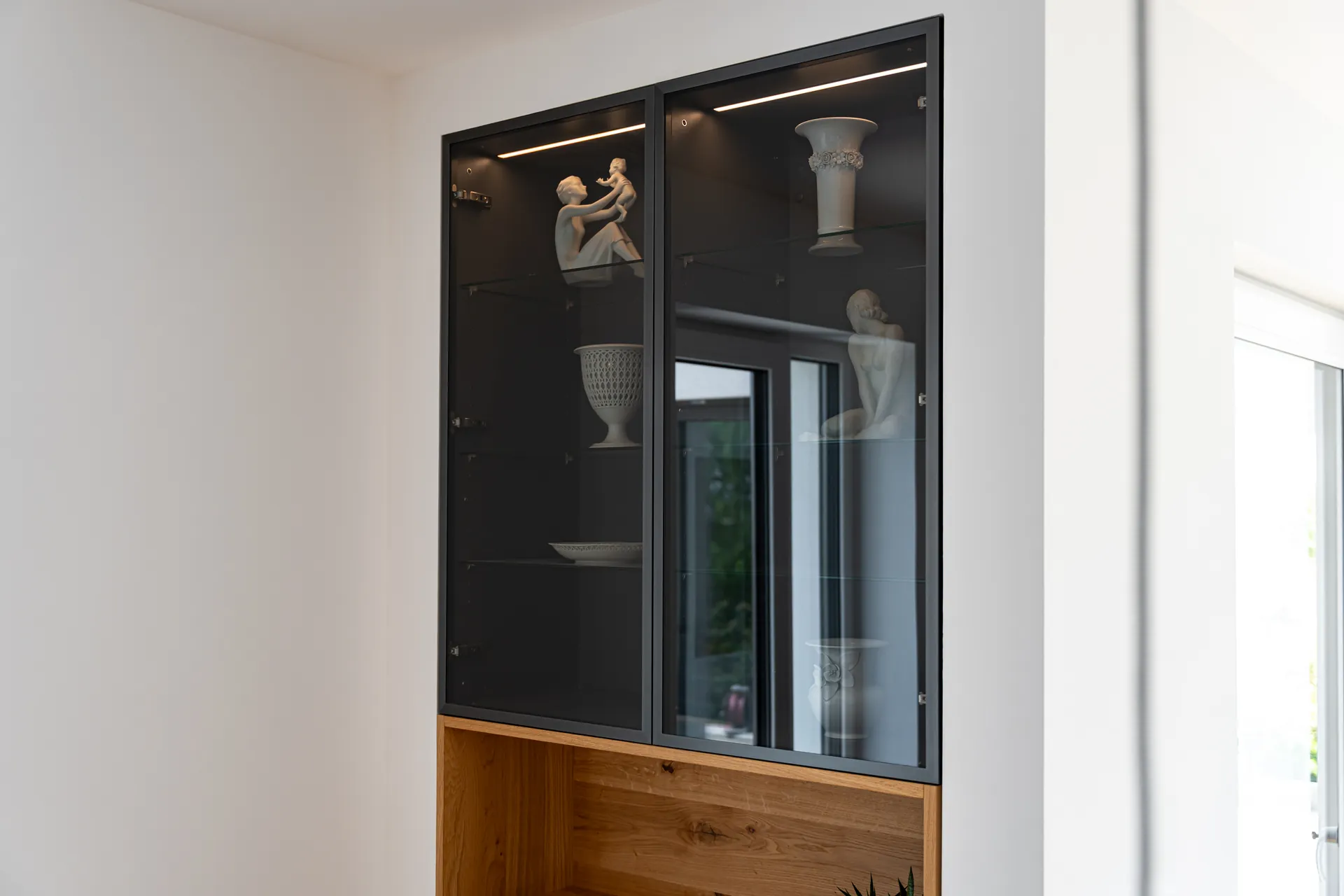 Designküche – Zweizeilige Küche mit Keramik und Pocket-Schrank