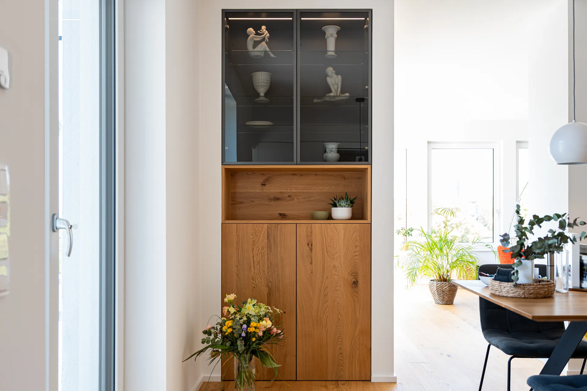 Designküche – Zweizeilige Küche mit Keramik und Pocket-Schrank