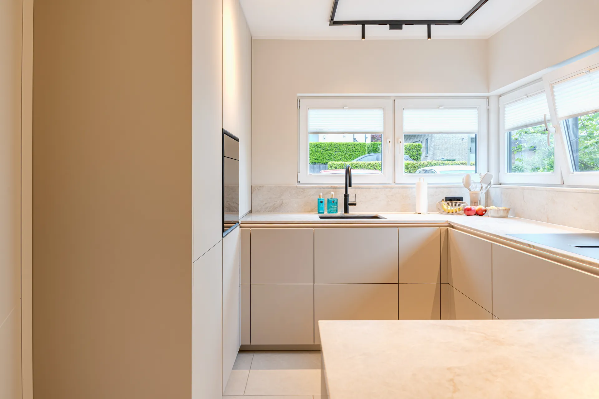 Designküche in U-Form – Keramik mit Miele und Blanco