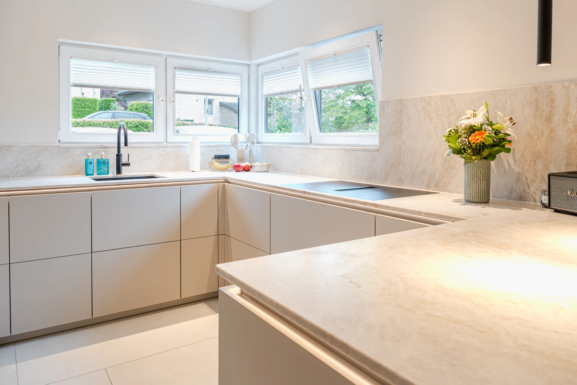 Designküche in U-Form – Keramik mit Miele und Blanco