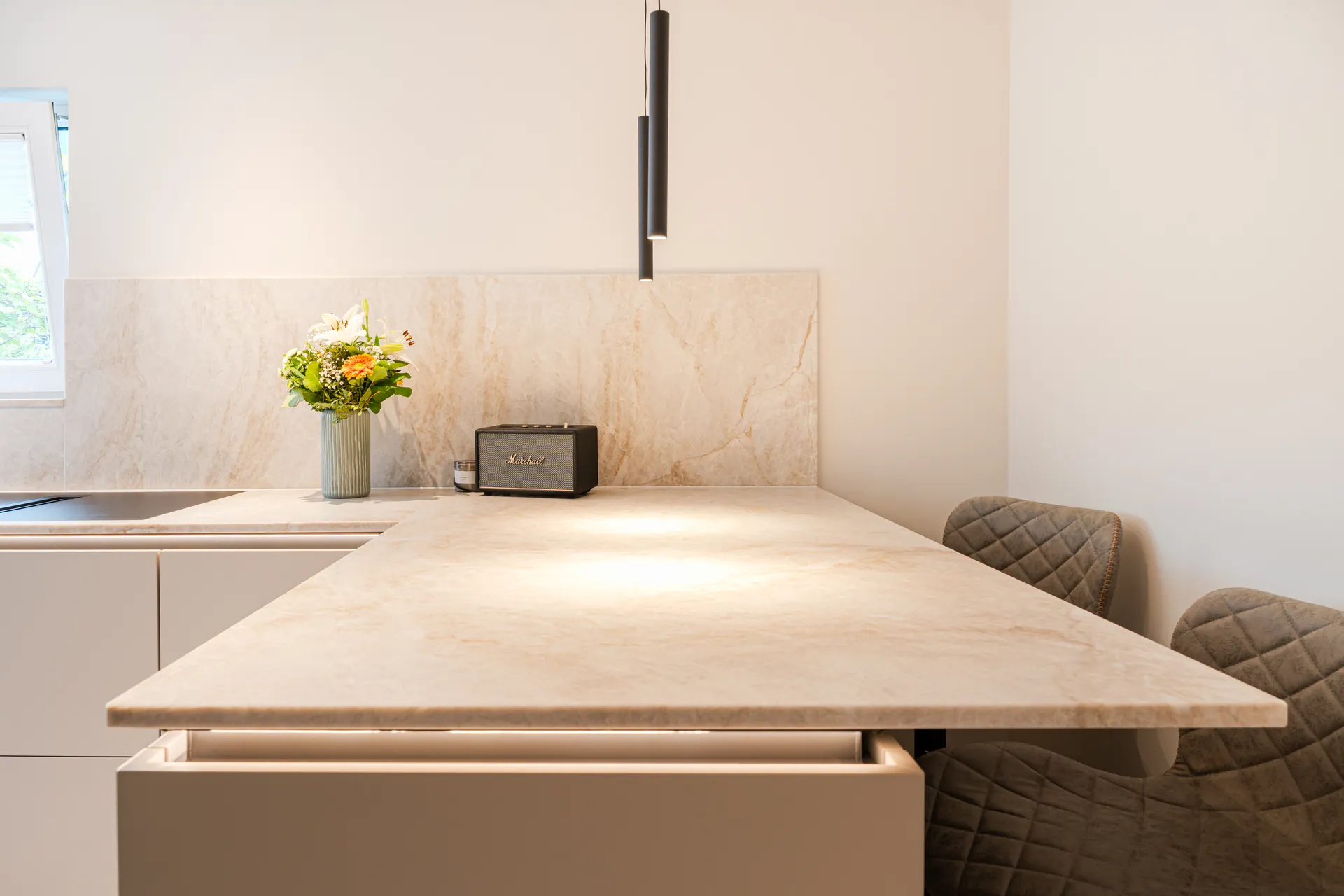 Designküche in U-Form – Keramik mit Miele und Blanco