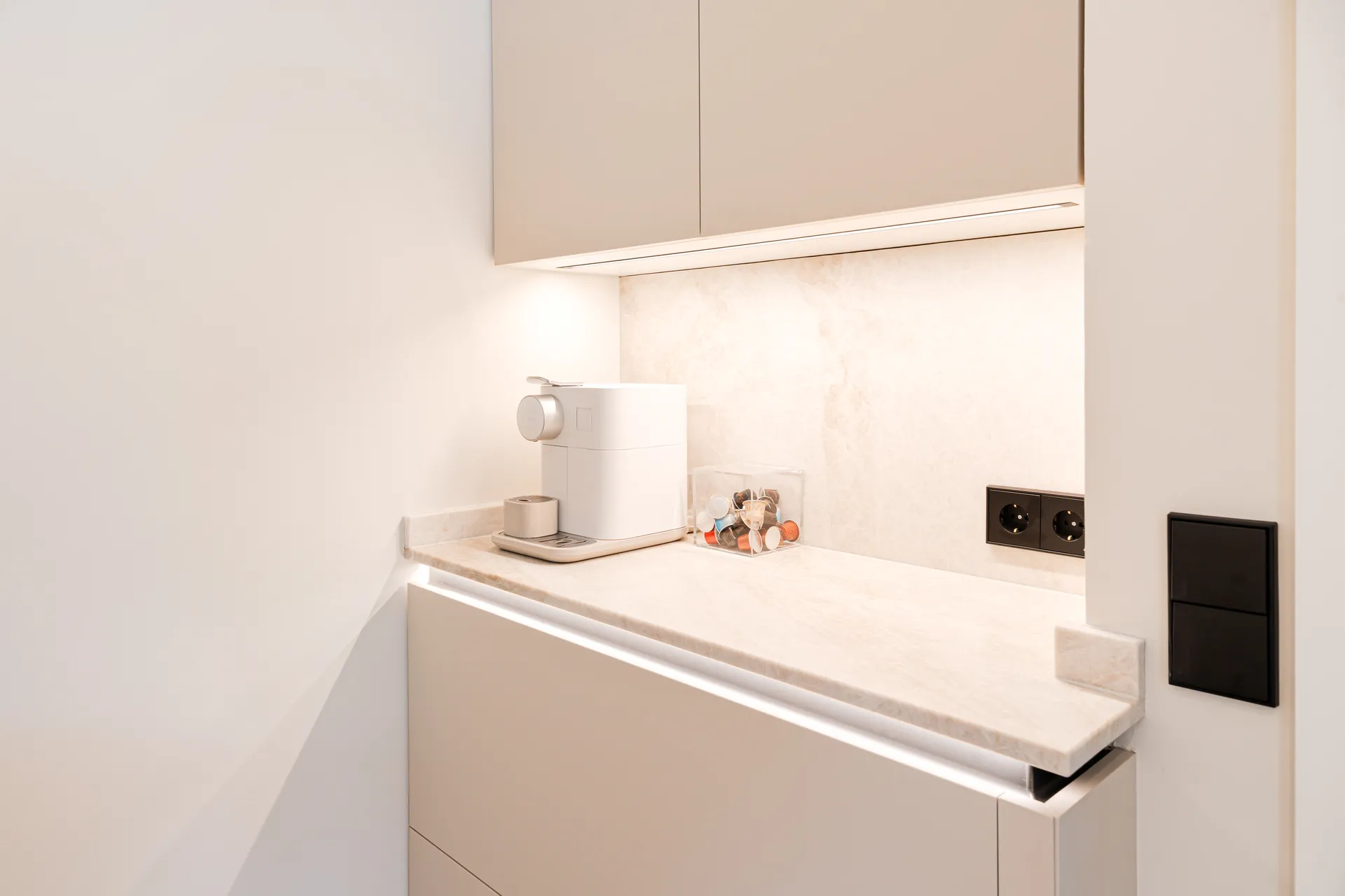 Designküche in U-Form – Keramik mit Miele und Blanco