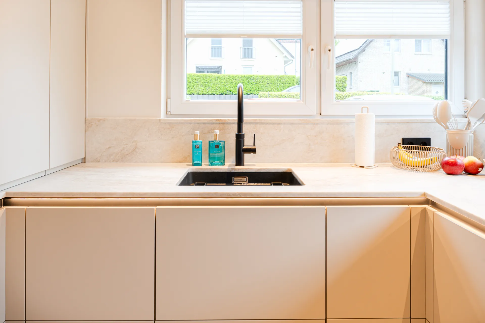 Designküche in U-Form – Keramik mit Miele und Blanco