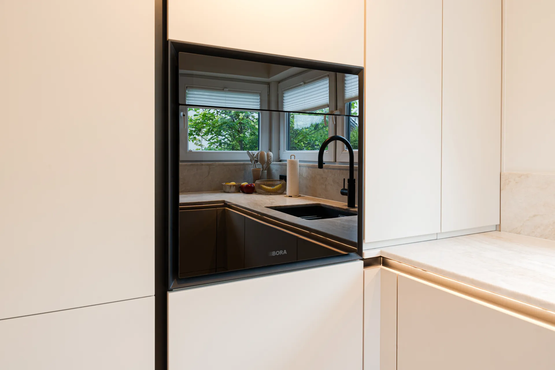 Designküche in U-Form – Keramik mit Miele und Blanco