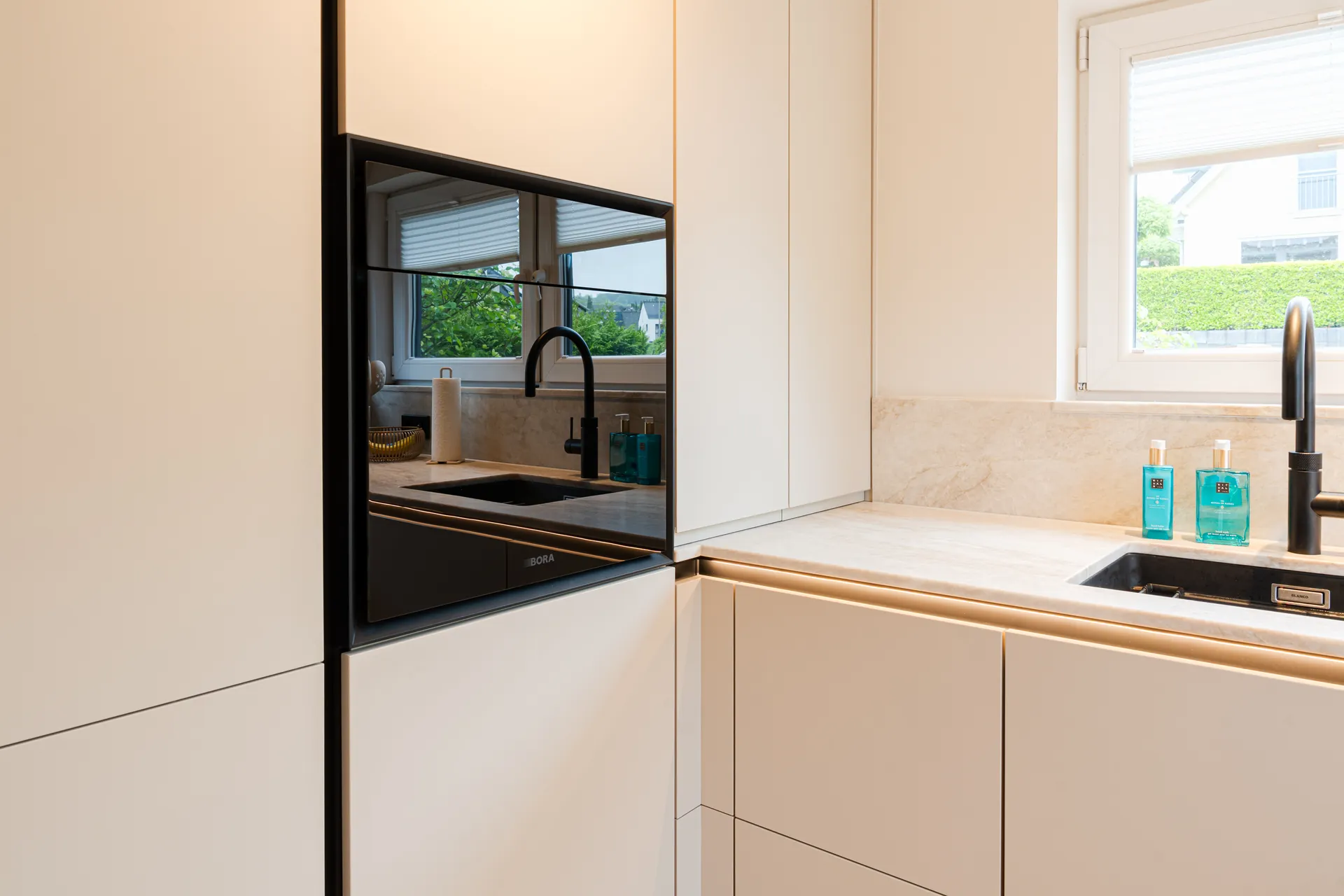Designküche in U-Form – Keramik mit Miele und Blanco