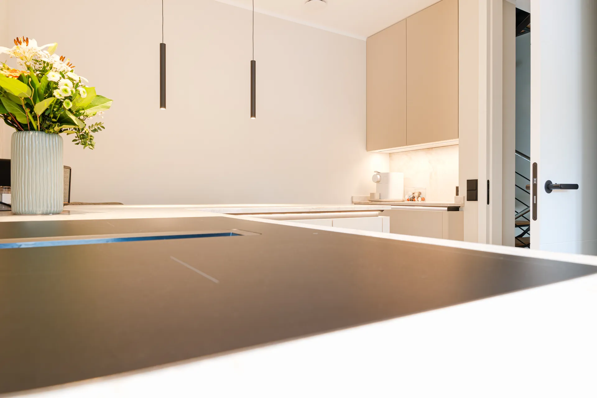 Designküche in U-Form – Keramik mit Miele und Blanco