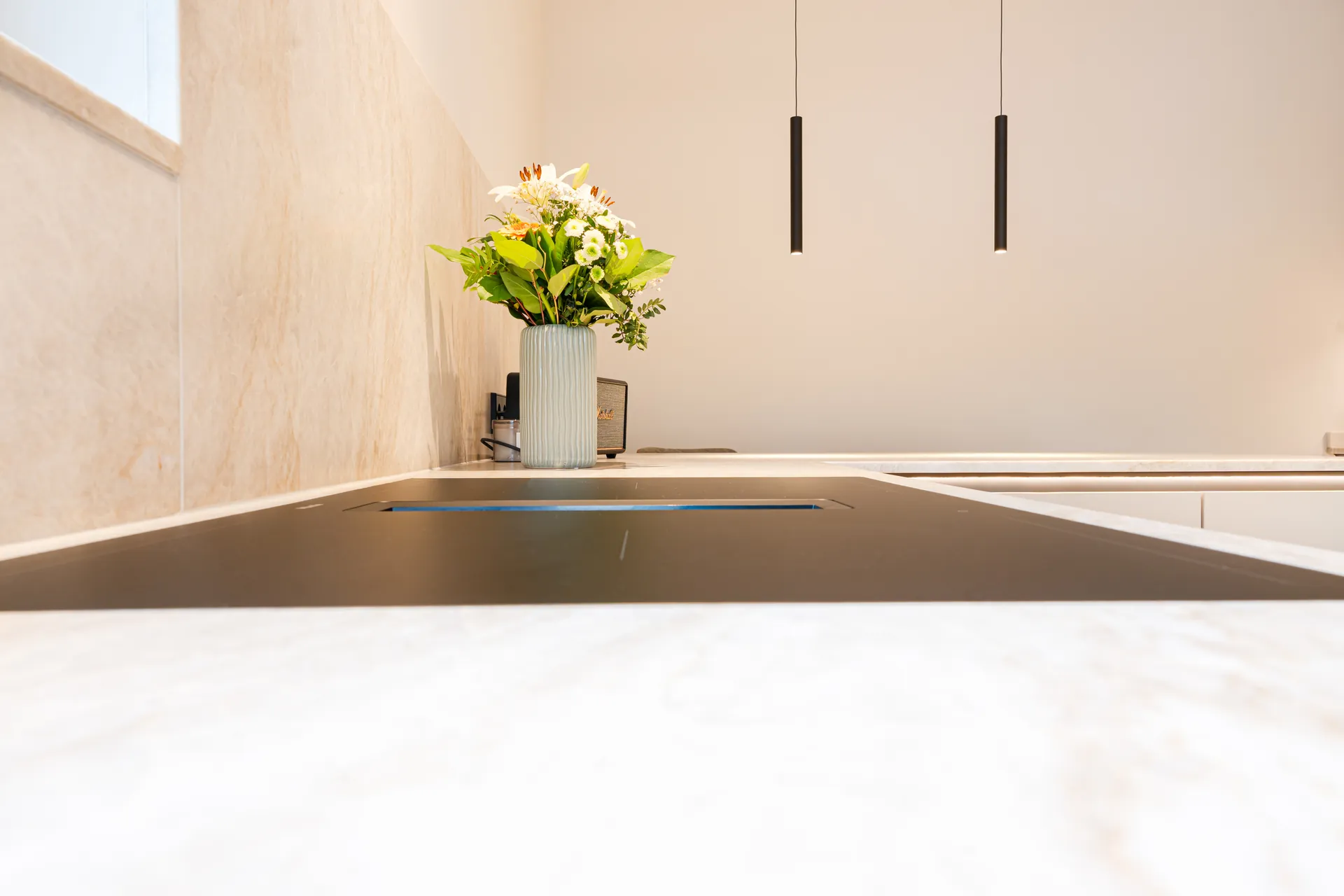 Designküche in U-Form – Keramik mit Miele und Blanco