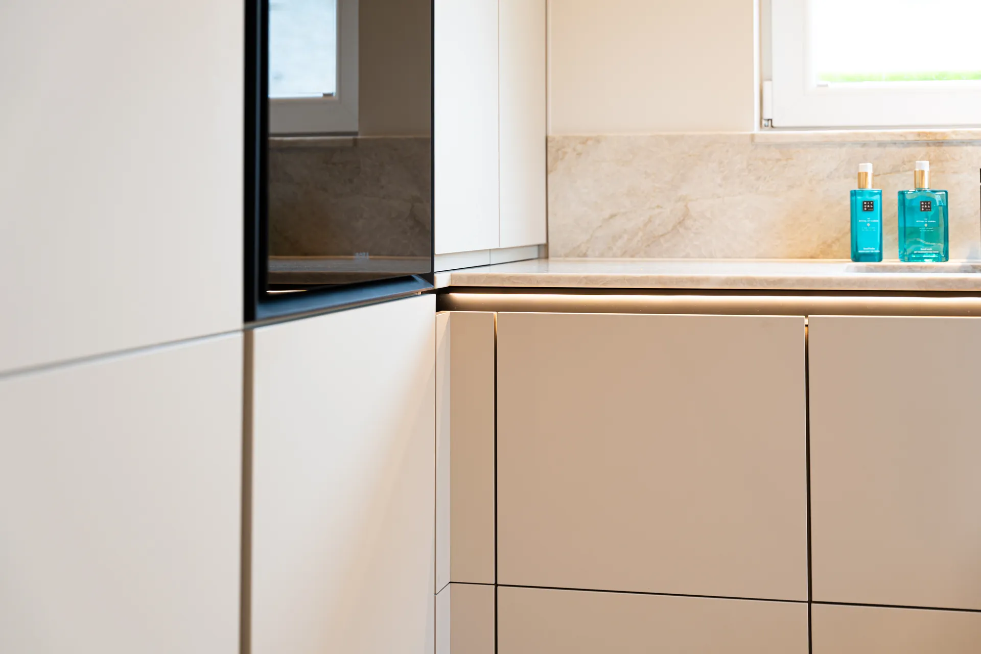 Designküche in U-Form – Keramik mit Miele und Blanco