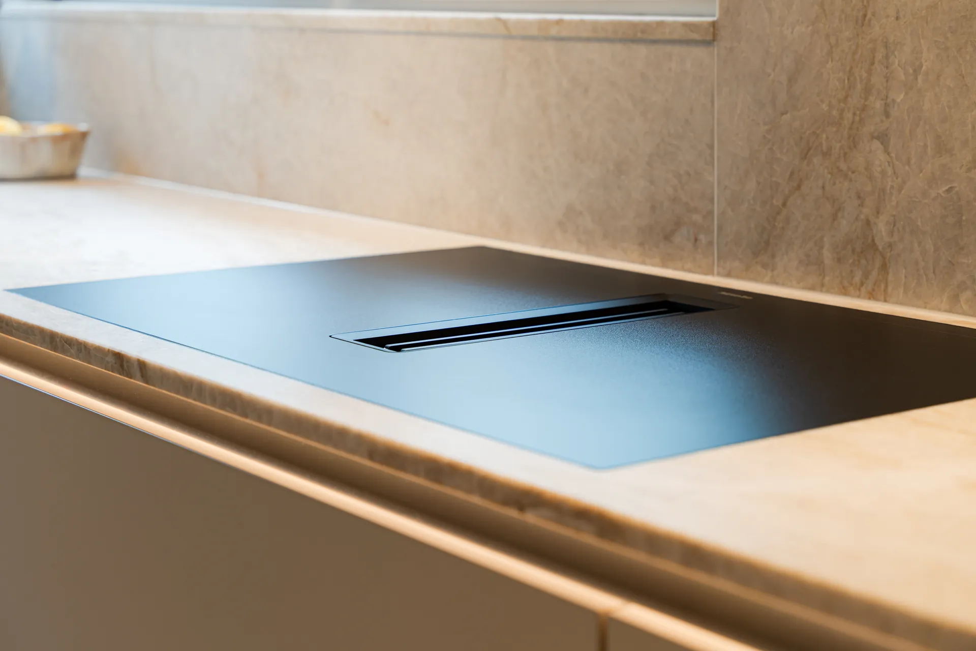 Designküche in U-Form – Keramik mit Miele und Blanco