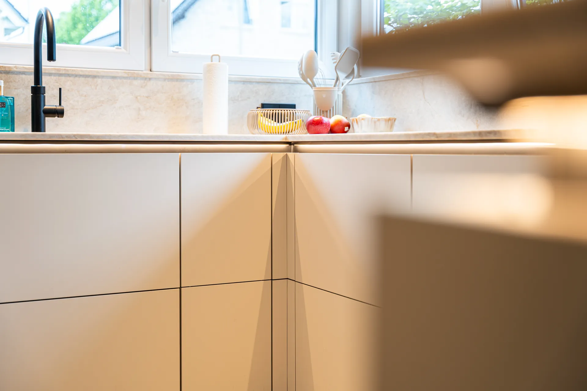 Designküche in U-Form – Keramik mit Miele und Blanco