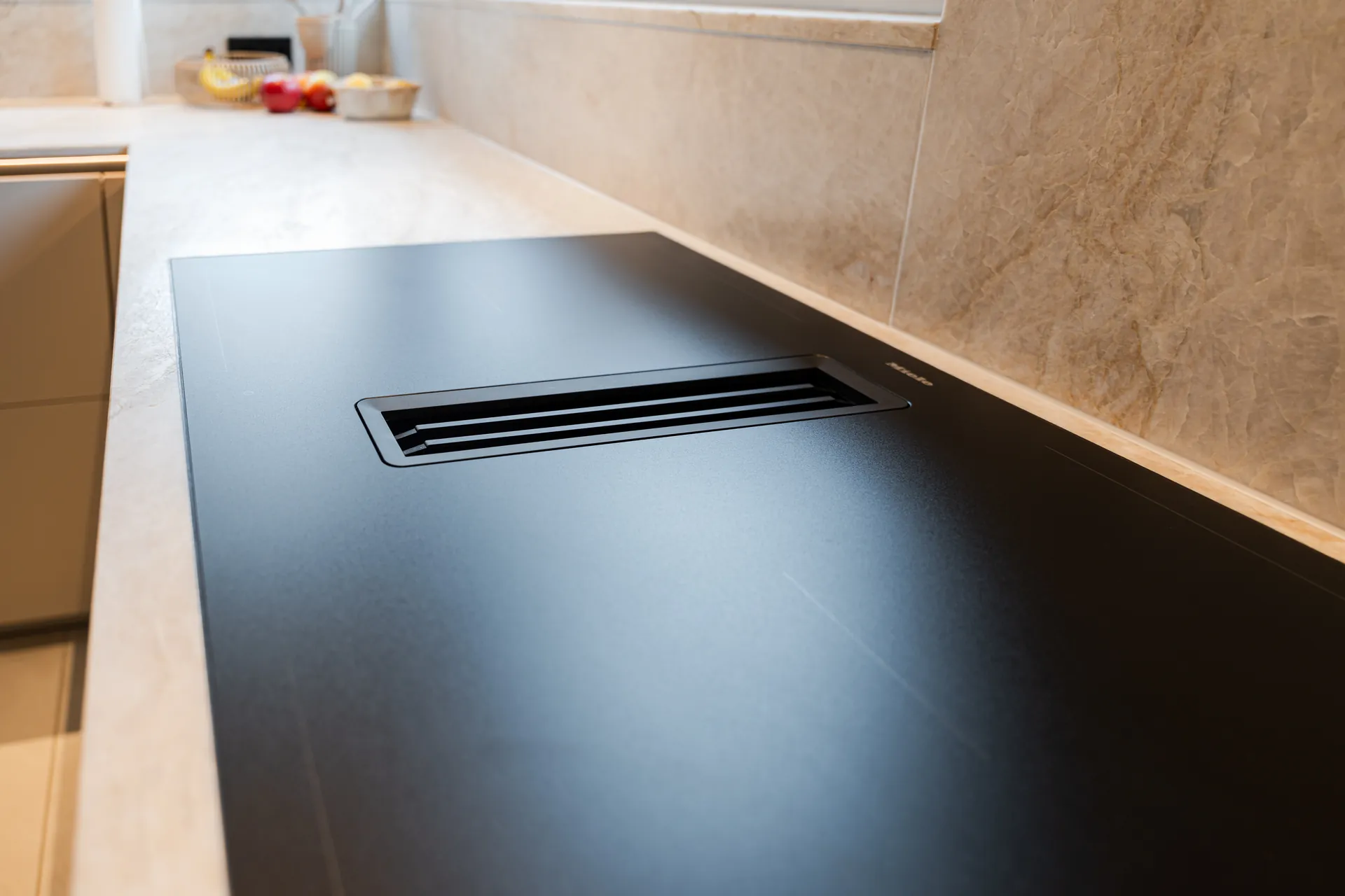 Designküche in U-Form – Keramik mit Miele und Blanco