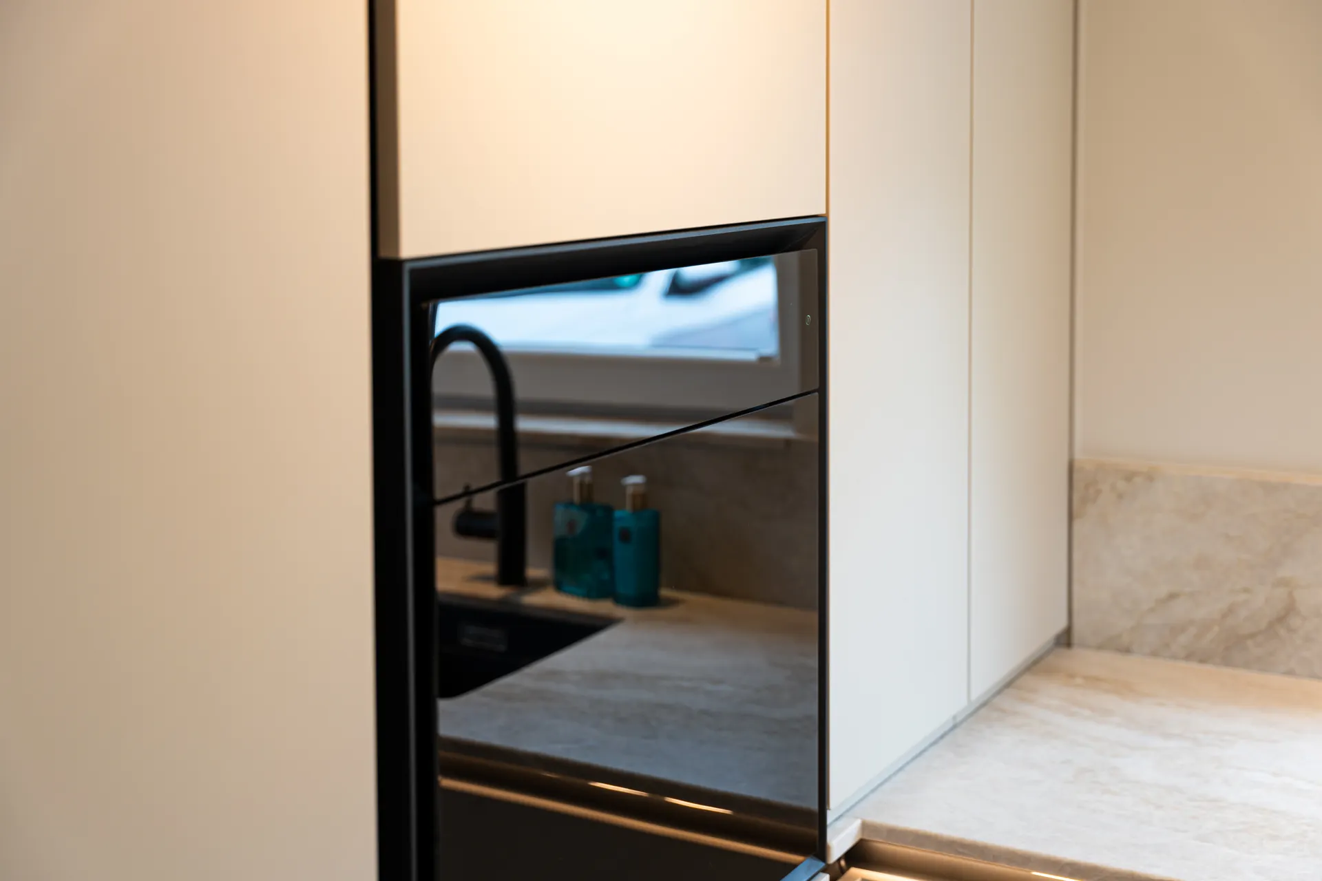 Designküche in U-Form – Keramik mit Miele und Blanco