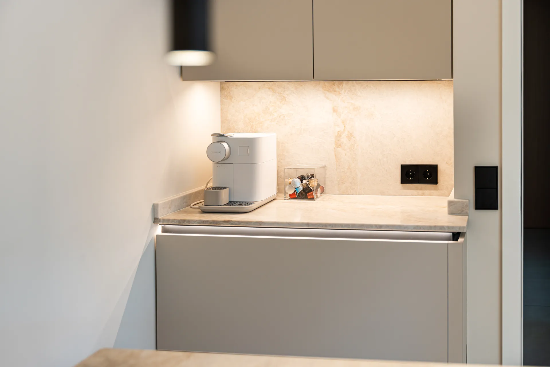 Designküche in U-Form – Keramik mit Miele und Blanco