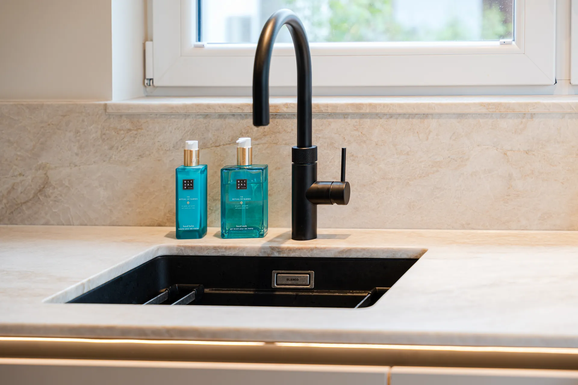 Designküche in U-Form – Keramik mit Miele und Blanco