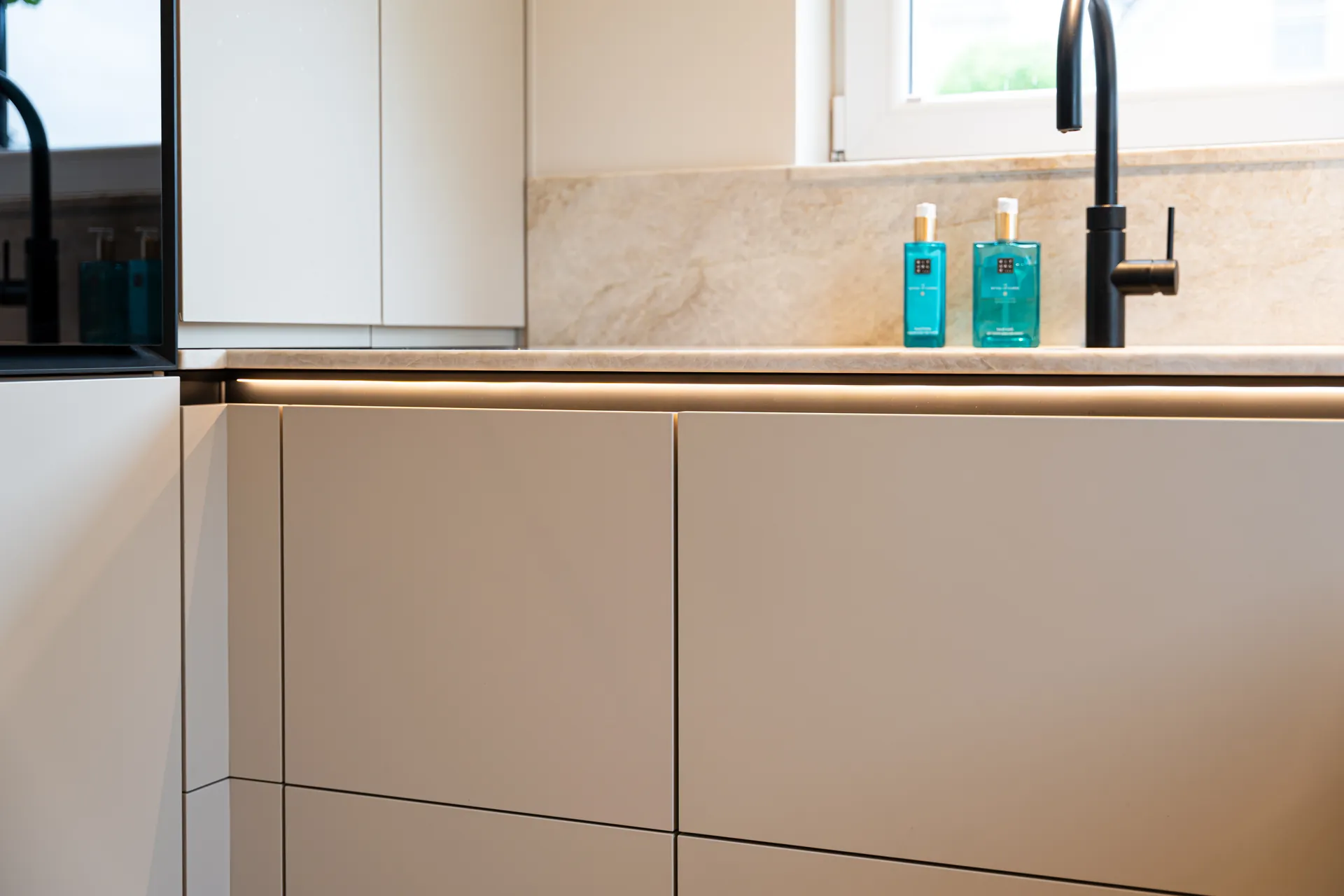 Designküche in U-Form – Keramik mit Miele und Blanco