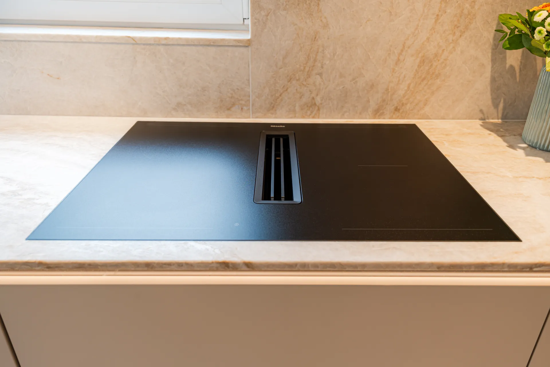 Designküche in U-Form – Keramik mit Miele und Blanco