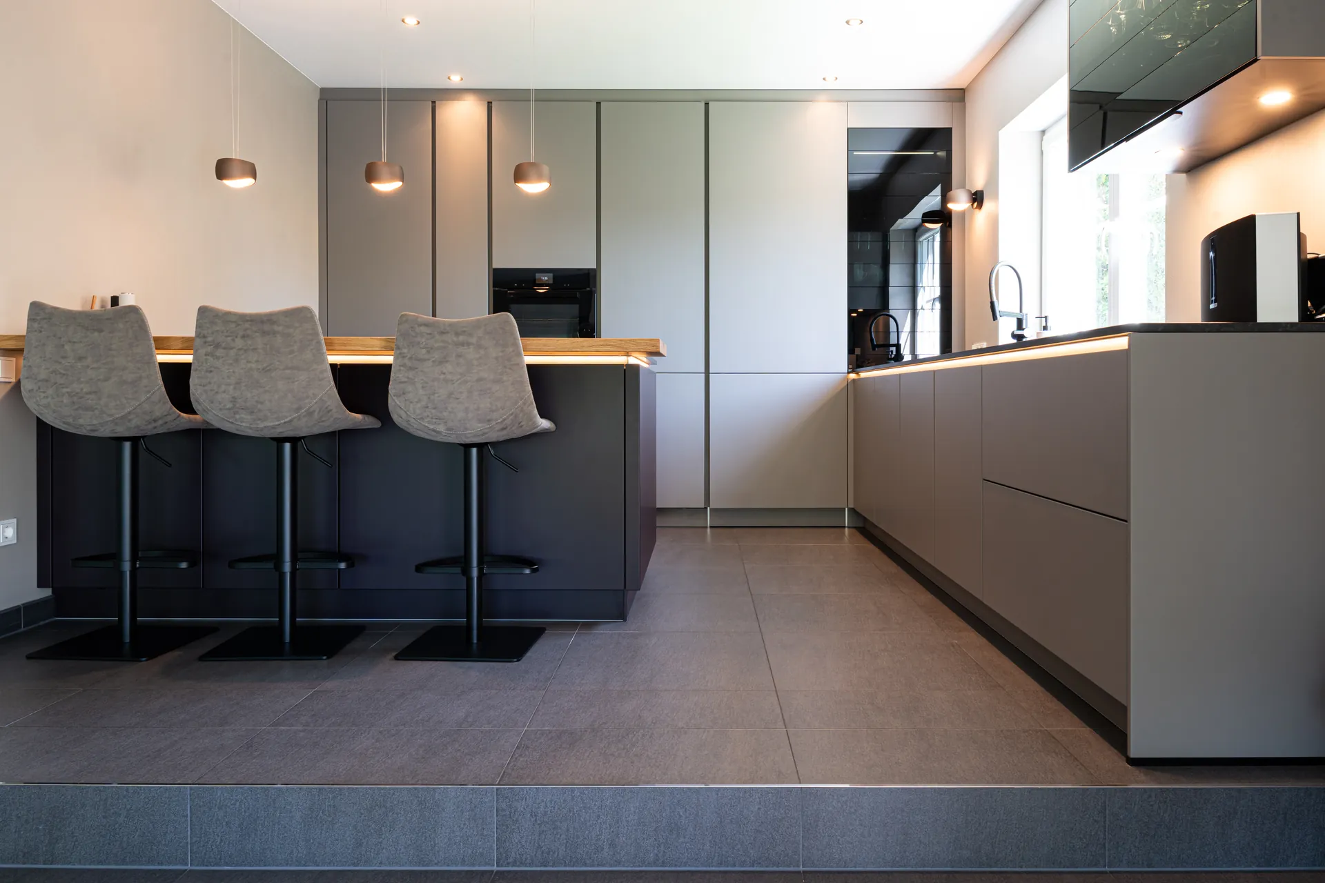 grifflose-schreinerkueche-l-form-greige-nero-assoluto-001