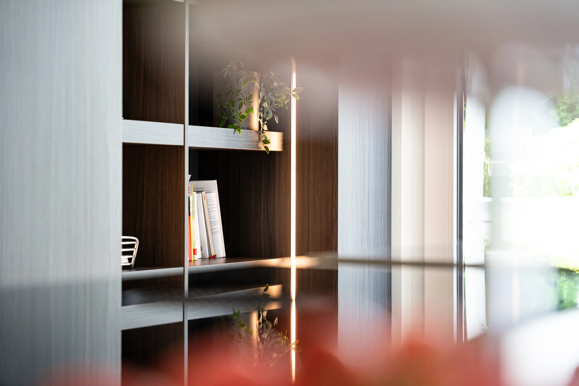 Grifflose Designküche mit Insel – Leicht Küche mit Holz und Keramik