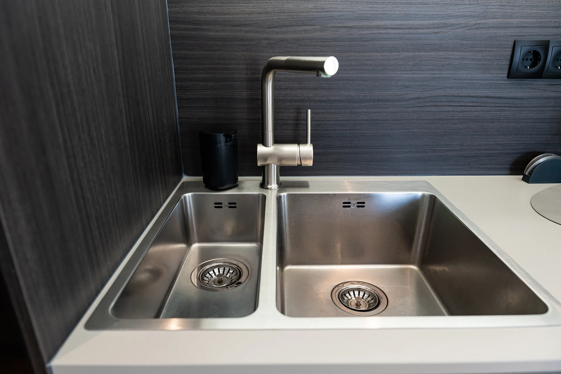 Grifflose Designküche mit Insel – Leicht Küche mit Holz und Keramik
