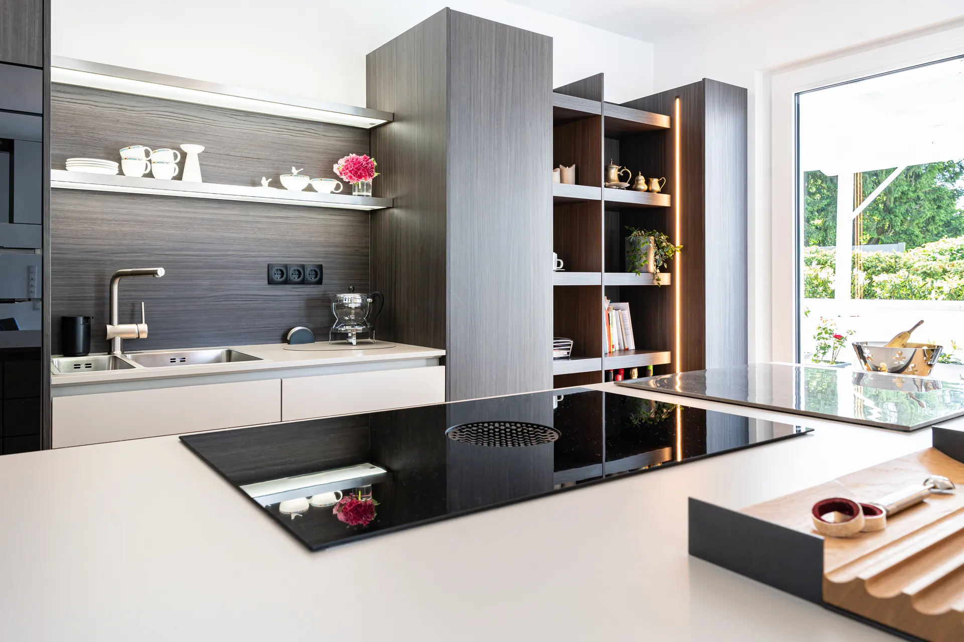 Grifflose Designküche mit Insel – Leicht Küche mit Holz und Keramik