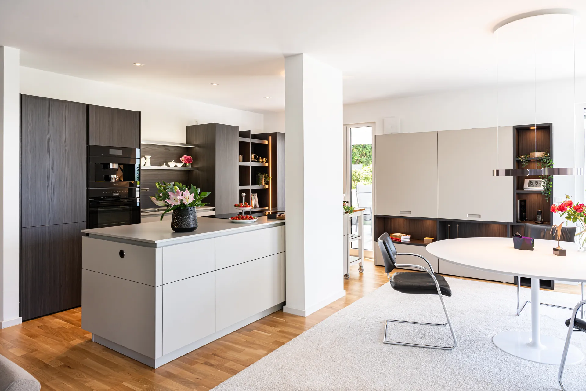 Grifflose Designküche mit Insel – Leicht Küche mit Holz und Keramik