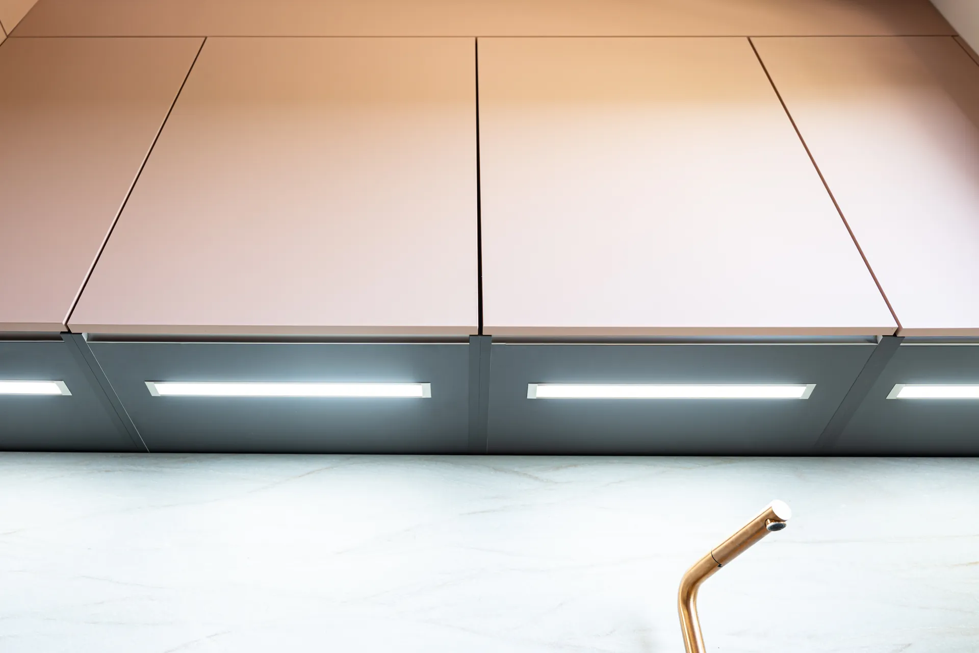Grifflose Designküche – Zweizeilige Küche in Korall und Kaschmir