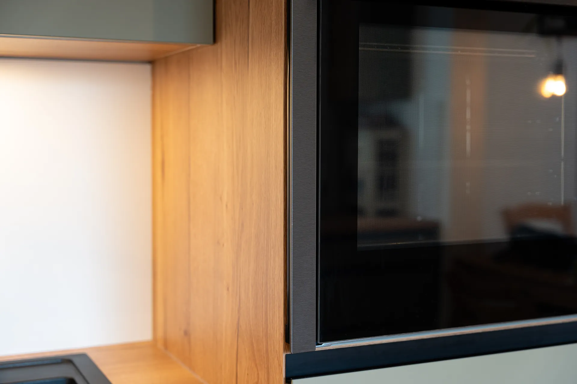 Designküche in U-Form – Olive und Eiche mit Bora