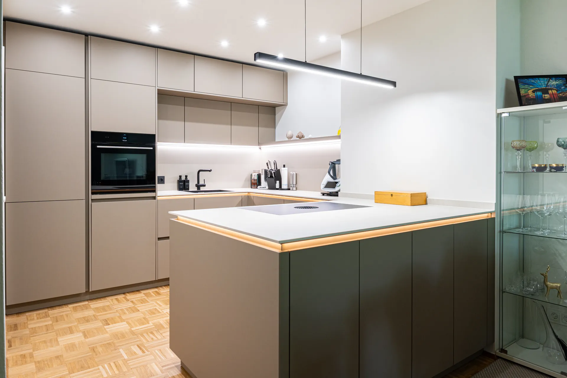 Grifflose Designküche in U-Form – Leicht Küche mit weißer Keramik
